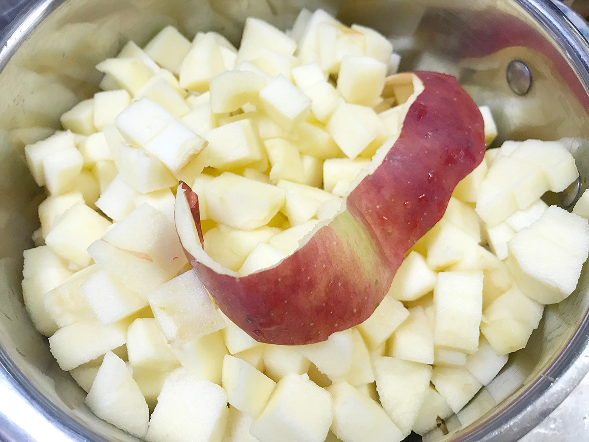 角切りりんごを鍋に入れる。砂糖はやっぱり3割まで。